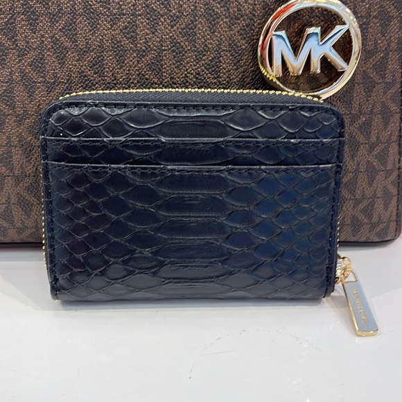 Michael Kors Women Medium Zip Around Card Case Coin Pouch Wallet Black 
NWT - Picture 14 of 16